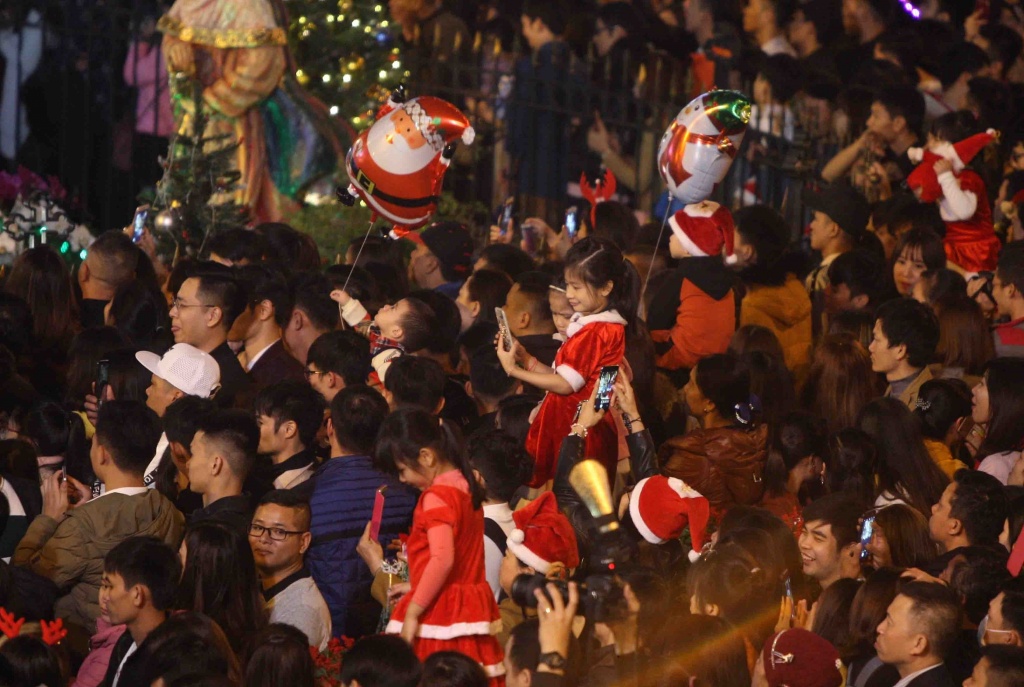 noel 2018 nhung nguoi tham gia thich thu voi tuyet roi trong le giang sinh tai sapa