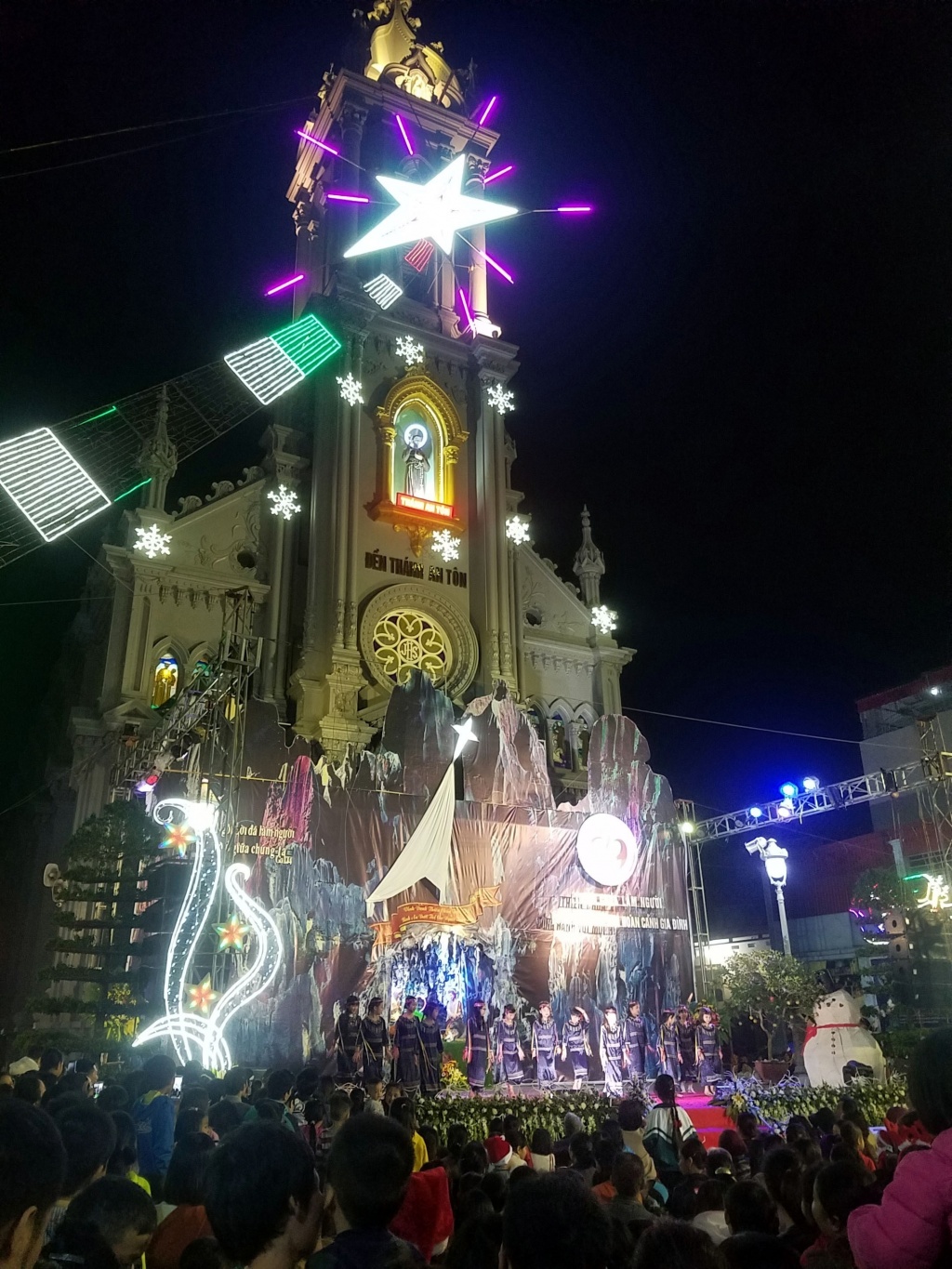 noel 2018 nhung nguoi tham gia thich thu voi tuyet roi trong le giang sinh tai sapa