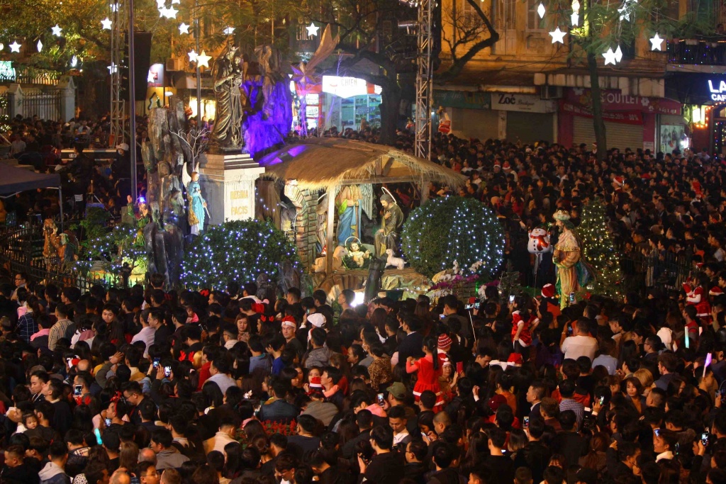 noel 2018 nhung nguoi tham gia thich thu voi tuyet roi trong le giang sinh tai sapa