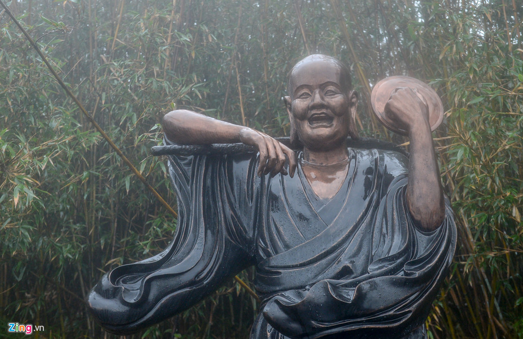 hang nghin nguoi len dinh fansipan duoi mua ret 4 do c