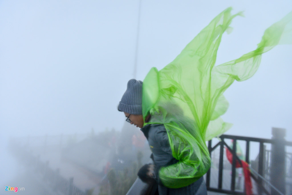 hang nghin nguoi len dinh fansipan duoi mua ret 4 do c
