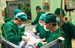 Bác sĩ 4 bệnh viện ở Sài Gòn hợp sức cứu sống bé gái