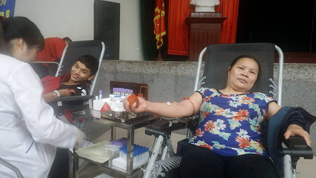 cuu nguoi benh dan ha noi xep hang cho hien mau