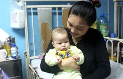 Bé trai có trái tim nằm bên phải đang được điều trị tại bệnh viện