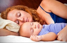 Ngủ cùng cha mẹ, 133 bé sơ sinh chết mỗi năm