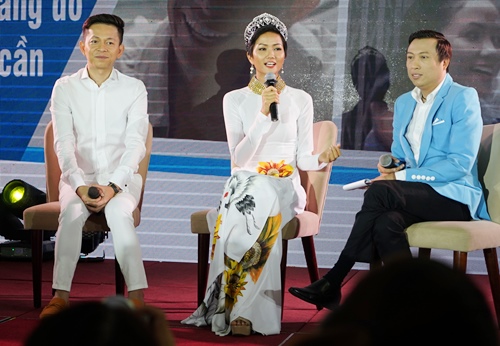 hoa hau hhen nie dien ao dai trang dong hanh cung benh nhan hiv