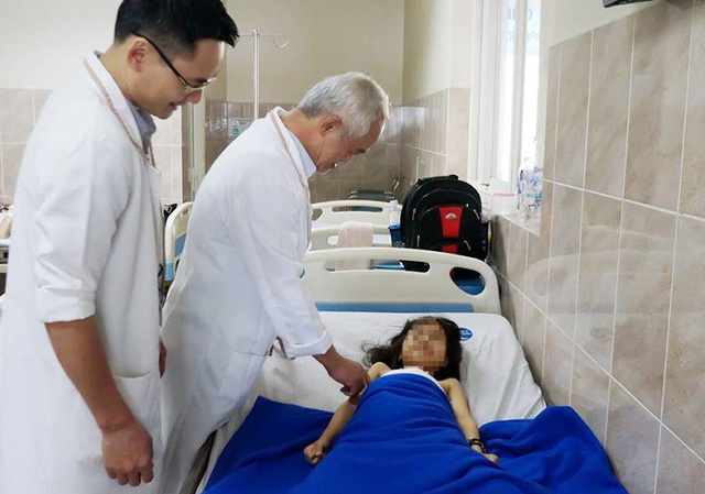 tre bi dau khop coi chung hoai tu xuong