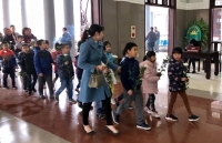 cuoc hoi ngo cua me va con gai 7 tuoi qua doi giac mac hien tang