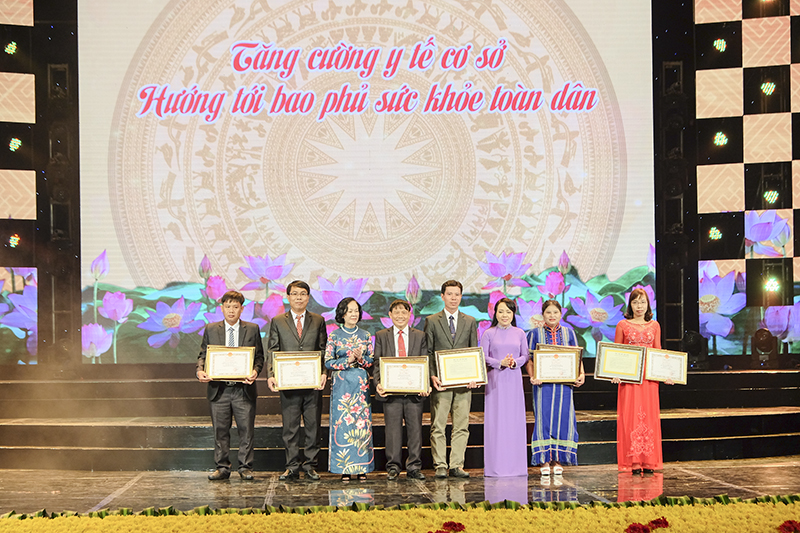 tong bi thu nguyen phu trong du chuong trinh ky niem 63 nam ngay thay thuoc viet nam