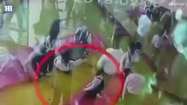 be gai 4 tuoi nguy co liet vinh vien vi dong tac o lop yoga khong phep