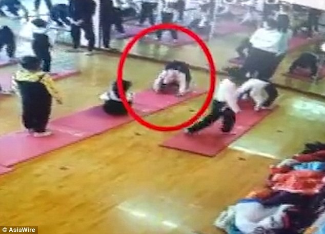 be gai 4 tuoi nguy co liet vinh vien vi dong tac o lop yoga khong phep