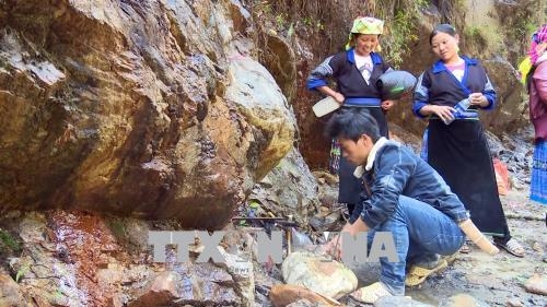 Thực hư 'mó nước thần' chữa 'bách bệnh' tại Sơn La thuc hu mo nuoc than chua bach benh tai son la