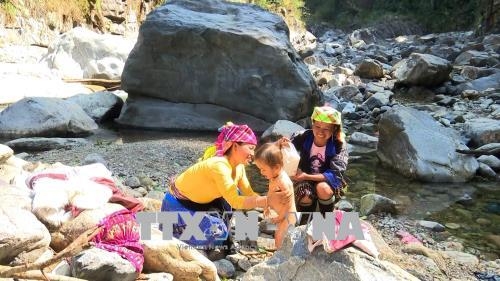 Thực hư 'mó nước thần' chữa 'bách bệnh' tại Sơn La thuc hu mo nuoc than chua bach benh tai son la