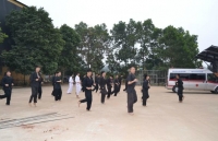 mot bac sy va sinh vien thuc tap bi nguoi nha benh nhan danh trong thuong
