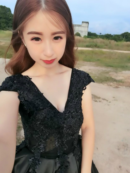 ba me 23 tuoi khoe bung ran sau khi sinh 4 con