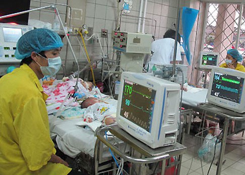 bu nuoc oresol sai cach tre 8 thang tuoi co giat