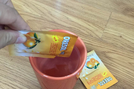 bu nuoc oresol sai cach tre 8 thang tuoi co giat