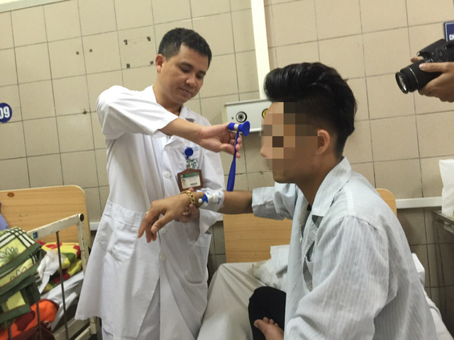 chang trai tre bi ton thuong than kinh vi me bong cuoi