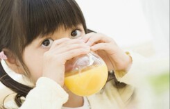 Cảnh báo từ bác sĩ nhi: Uống oresol không đúng cách có thể gây biến chứng thần kinh nguy hiểm