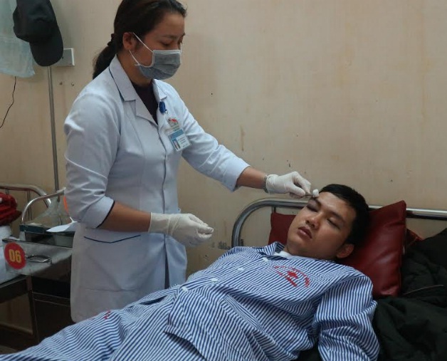 bac si bi nguoi nha benh nhan hanh hung khi dang cap cuu cho benh nhan