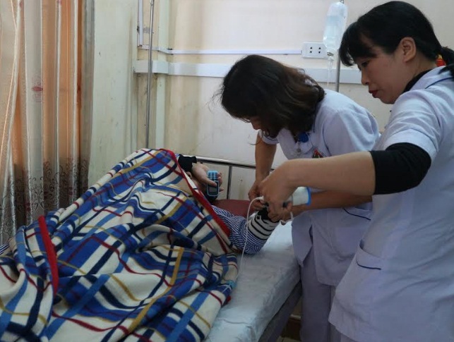 bac si bi nguoi nha benh nhan hanh hung khi dang cap cuu cho benh nhan