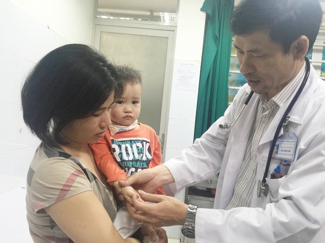 Nhiều trẻ mắc tay chân miệng, bác sĩ cảnh báo 3 dấu hiệu sớm chứng tỏ bệnh nặng nhieu tre mac tay chan mieng bac si canh bao 3 dau hieu som chung to benh nang