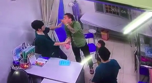 bac si bv xanh pon bi danh bac si van se phuc vu nhung nguoi danh ho