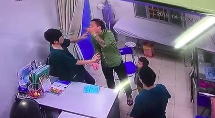bac si bi danh o benh vien xanh pon van dang hoang loan tinh than lo ngai bi de doa