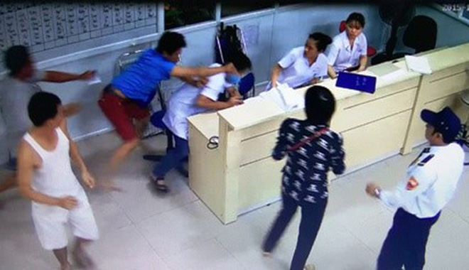 bac si hien ke tu cuu truoc nan bao hanh nhan vien y te
