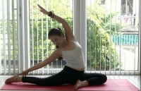 8 dong tac yoga lam tan mo bung hieu qua