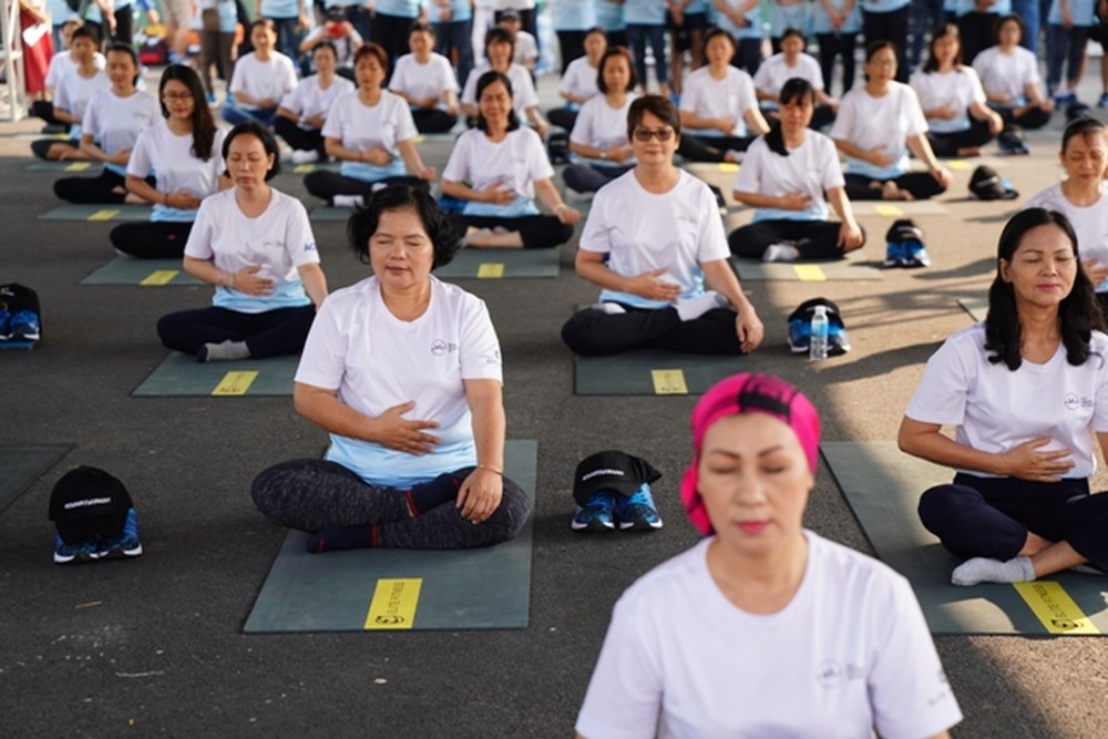 ta p yoga du ng ca ch co the gia m me t mo i cai thien tam trang cho be nh nhan ung thu