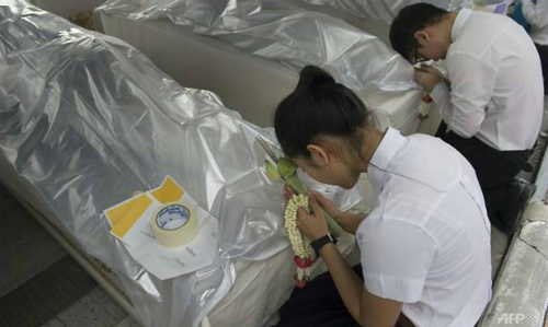 sinh vien y khoa thai lan cui dau truoc cac thi the hien tang
