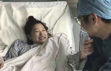 Cô gái hôn mê 4 tháng tỉnh dậy nhờ nam y tá hát cho nghe mỗi ngày
