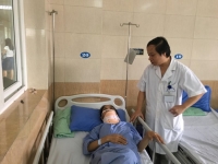 bac si tiem con truc tiep vao khoi u tuyen giap cua benh nhan
