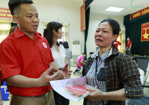Cô lao công hiến máu tình nguyện để bù đắp nỗi đau mất con gái co lao cong hien mau tinh nguyen de bu dap noi dau mat con gai