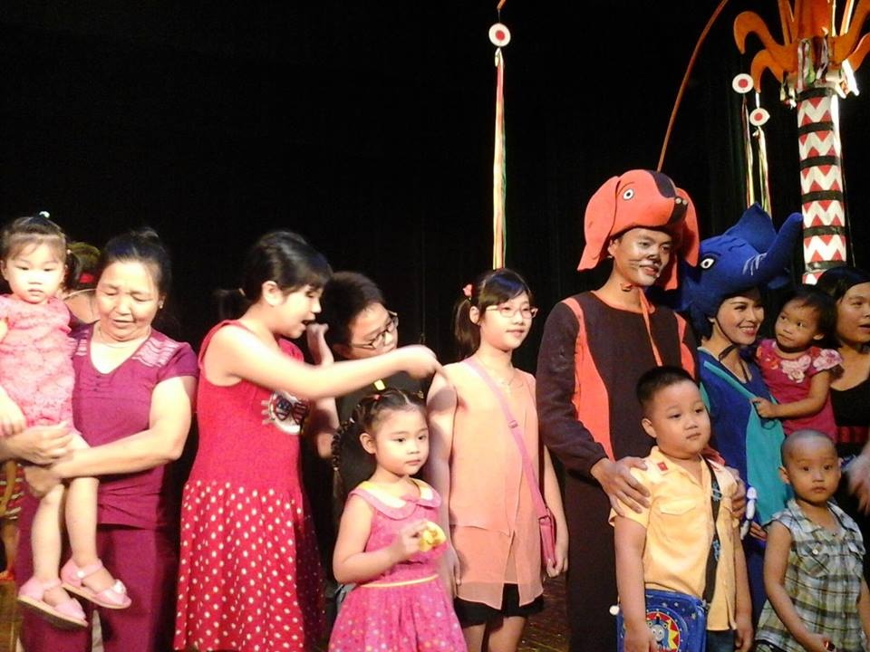 tra thanh nhiet dr thanh gui tang mon qua y nghia toi cac em thieu nhi nhan dip 16