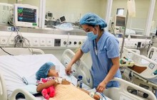 Hai bé song sinh ngộ độc thịt cóc, một trường hợp tử vong