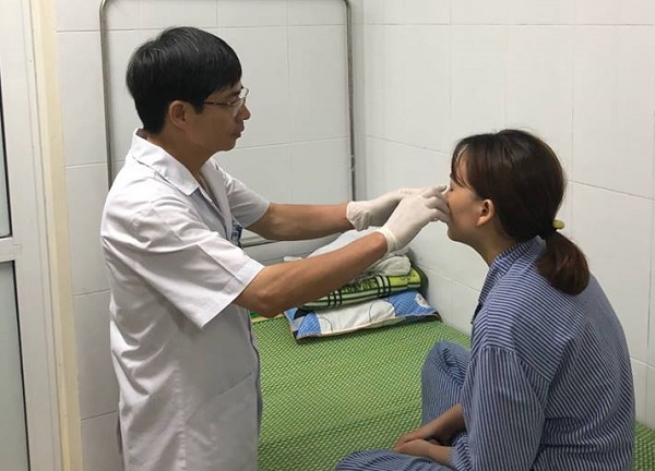 kinh hoang o mu tren mui thieu nu sau khi tiem filler lam dep