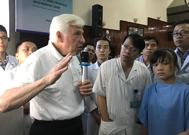 benh vien huu nghi viet duc kham va tu van cac benh cot song cho tre voi giao su nguoi nuoc ngoai