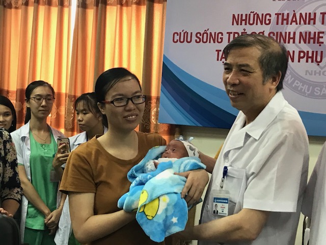 cuu ngoan muc tre sinh non nang 500gram cua vo chong hiem muon