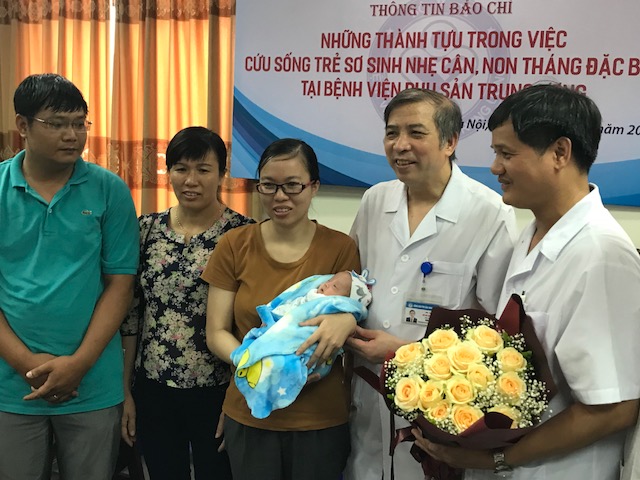 cuu ngoan muc tre sinh non nang 500gram cua vo chong hiem muon