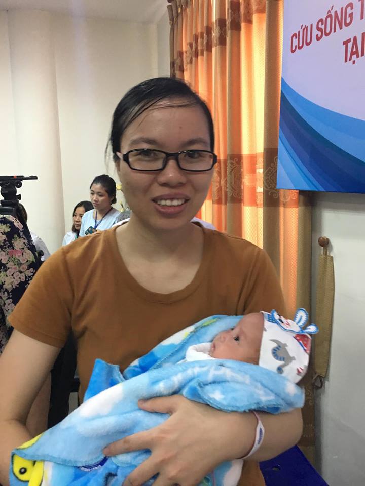 cuu ngoan muc tre sinh non nang 500gram cua vo chong hiem muon