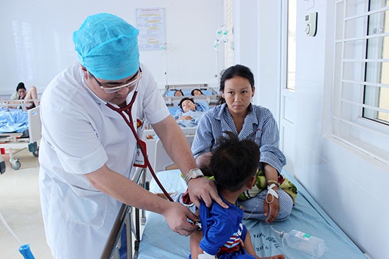 son la me an nam doc con mot thang tuoi bi ngo doc theo