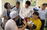 Chuẩn bị thực hiện tiêm vắc xin sởi cho trẻ dưới 9 tháng tuổi