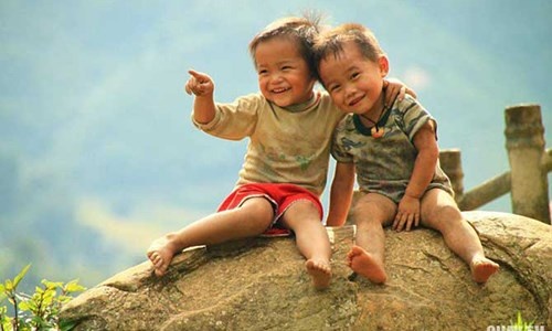 tai sao nen cho tre nho an thuc pham roi xuong san va nghich ban