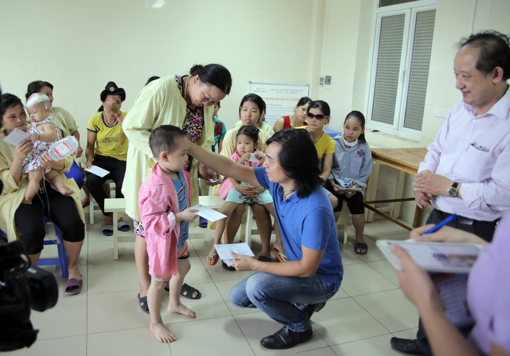 nhung mon qua cua co nhac sy tran lap da den tay cac benh nhi ung thu