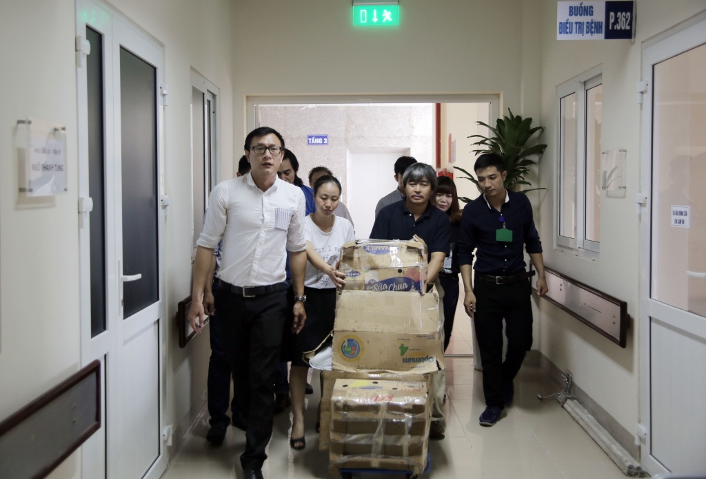 nhung mon qua cua co nhac sy tran lap da den tay cac benh nhi ung thu