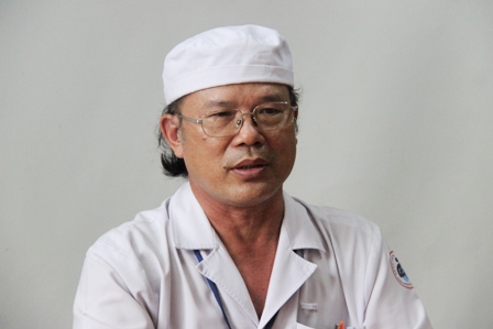hang loat tre bi co co mat giat mat vi nghien smartphone