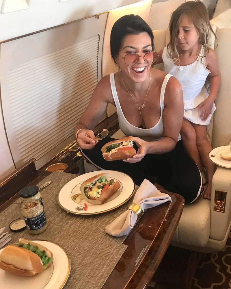 kourtney kardashian chia se bi quyet giu gin che do an lanh manh hang ngay