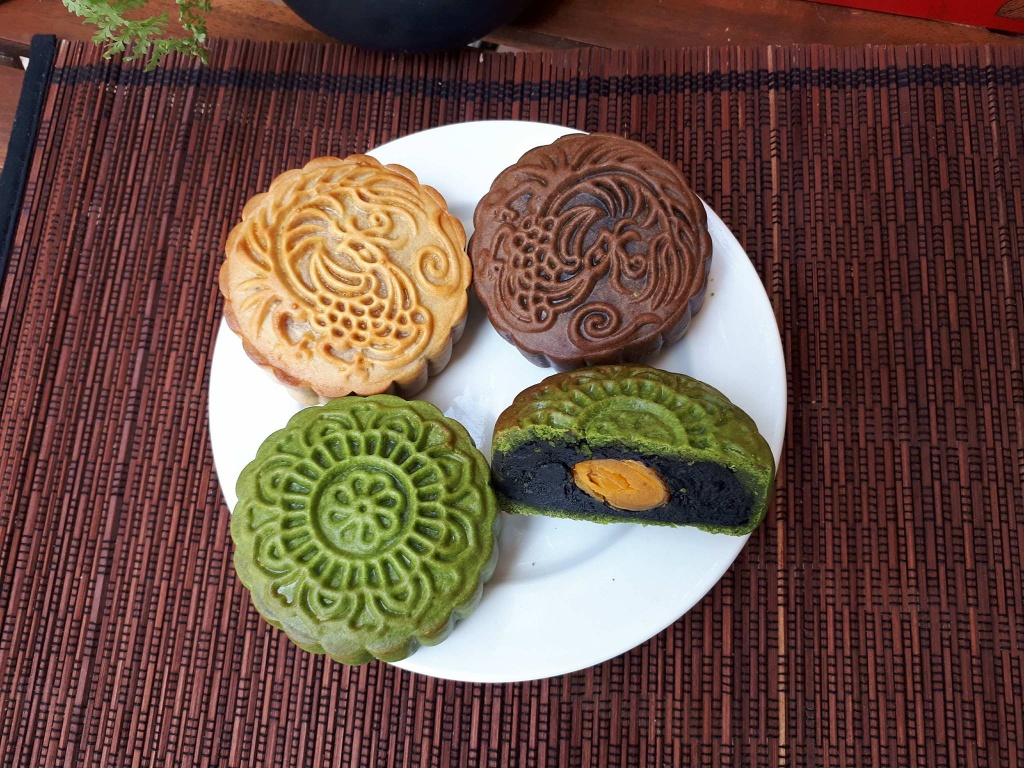 me tre hai con bat tay sinh vien bach khoa lam banh trung thu homemade truyen thong ma doc dao